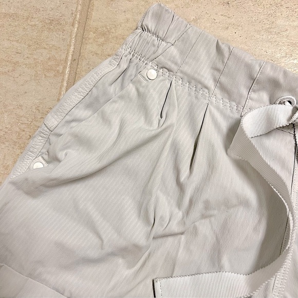 Lululemon athletica Women's Spring Break Away Shorts pockets ivory size 2 UPF 50 - Picture 5 of 8